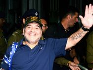 ಕೋಲ್ಕತಾಗೆ ಬಂದಿಳಿದ ಫುಟ್ಬಾಲ್ ದಿಗ್ಗಜ ಮರಡೋನಾ