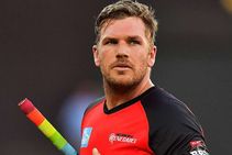 ಗೋಲ್ಡನ್ ಡಕ್ ಬಾರಿಸಿದ ಫಿಂಚ್, ಪಿಂಚ್ ಮಾಡಿದ ಟ್ವೀಟ್ಸ್