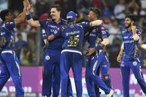 ವಾಂಖೇಡೆ ಅಂಗಳದಲ್ಲಿ ಏಕಾಂಗಿಯಾದರು ವಿರಾಟ್ ಕೊಹ್ಲಿ