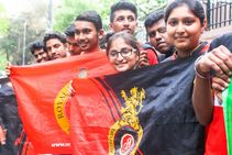 ಆರ್ ಸಿಬಿ ತಂಡಕ್ಕೆ ಉತ್ಸಾಹ ತುಂಬಿದ ಫ್ಯಾನ್ಸ್!