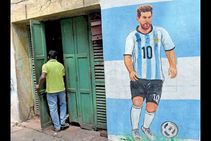 ಕೋಲ್ಕತ್ತಾದಲ್ಲಿ ಕಣ್ಮನ ಸೆಳೆಯುತ್ತಿವೆ ಫೀಫಾ ವಿಶ್ವಕಪ್ ಚಿತ್ತಾರಗಳು