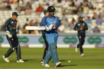 ಅಪಹಾಸ್ಯಕ್ಕೀಡಾದ ಧೋನಿ: ಮಾಜಿ ನಾಯಕನಿಗೆ ವಿರಾಟ್ ಸಪೋರ್ಟ್!