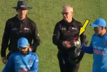 ಅಂಪೈರ್‌ನಿಂದ ಚೆಂಡು ಪಡೆದು ನಿವೃತ್ತಿಯ ಸುಳಿವು ಕೊಟ್ಟರೇ ಧೋನಿ?