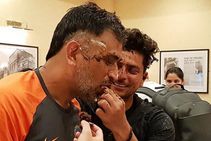 ವಿಡಿಯೋ: ಧೋನಿ- ಕುಲದೀಪ್ ಕೇಕ್ ಮುಖಕ್ಕೆ ಮೆತ್ತುವ ಆಟ