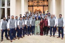 ಟೀಂ ಇಂಡಿಯಾ ಗ್ರೂಪ್ ಫೋಟೋದಲ್ಲಿ ಅನುಷ್ಕಾ ಏಕೆ? ಟ್ವಿಟ್ಟಿಗರ ಪ್ರಶ್ನೆ