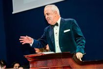 ಐಪಿಎಲ್‌ ಹರಾಜು ಬೆಂಚಿಗೊರಗಿ ನಿಂತವನ ಹಿಂದೊಂದು ಕುತೂಹಲ ಕತೆಯಿದೆ!