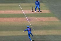 ಅದ್ಭುತ ಥ್ರೋನಿಂದ ಖವಾಜಾ ಪೆವಿಲಿಯನ್‌ಗೆ ಅಟ್ಟಿದ ಜಡೇಜಾ: ವಿಡಿಯೋ