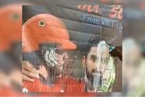 ಆರ್‌ಸಿಬಿ ಅಭಿಮಾನಿಗಳಿಂದ ಕೊಹ್ಲಿ-ಎಬಿಡಿ ಪೋಸ್ಟರ್‌ಗೆ ಹಾಲಭಿಷೇಕ: ವಿಡಿಯೋ