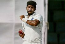 ಪಂದ್ಯದ ವೇಳೆ ವೇಗಿ ಅಶೋಕ್ ದಿಂಡಾ ತಲೆಗೆ ಬಡಿದ ಚೆಂಡು