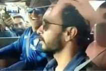 ಡ್ರೈವರ್ ಆಗಿ ಜೊತೆ ಆಟಗಾರರನ್ನು ಹಮ್ಮರ್ ರೈಡ್‌ಗೆ ಕರೆದೊಯ್ದ ಧೋನಿ!