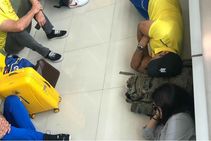 ವಿಮಾನ ನಿಲ್ದಾಣದ ನೆಲದ ಮೇಲೆ ನಿದ್ರಿಸಿದ ಎಂಎಸ್ ಧೋನಿ, ಸಾಕ್ಷಿ ಧೋನಿ