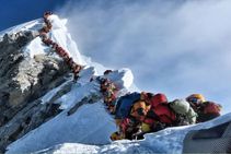 ಮೌಂಟ್‌ ಎವರೆಸ್ಟ್‌ ತುದಿಯಲ್ಲೂ ಟ್ರಾಫಿಕ್‌ ಜಾಮ್‌! ಮೂವರು ಭಾರತೀಯರ ಸಾವು