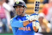 ಬ್ಯಾಟಿಂಗ್ ಮಾಡುತ್ತಲೇ ಬಾಂಗ್ಲಾಕ್ಕೆ ಧೋನಿ ಫೀಲ್ಡಿಂಗ್ ಸಲಹೆ: ವಿಡಿಯೋ