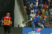 ಐಪಿಎಲ್ ಪಂದ್ಯದ ವೇಳೆ ಬಟ್ಟೆ ಬದಲಾಯಿಸಿದ ಹುಚ್ಚು ಅಭಿಮಾನಿ: ವಿಡಿಯೋ