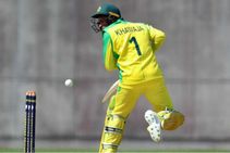 ತಲೆಗೆ ಚೆಂಡಿನ ಹೊಡೆತ, ಅಪಾಯದಿಂದ ಖವಾಜಾ ಪಾರು: ವೈರಲ್ ವಿಡಿಯೋ