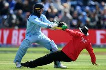 ವಿಶ್ವಕಪ್: ಅಂಪೈರ್‌ನ ನೆಲಕ್ಕೆಡವಿದ ಜೇಸನ್ ರಾಯ್-ವೈರಲ್ ವಿಡಿಯೋ!