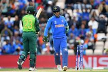 ನಾವು ಜೊತೆಗಿದ್ದೇವೆ, ಗ್ಲೌಸ್ ತೆಗೆಯಬೇಡಿ: ಧೋನಿ ಬೆಂಬಲಕ್ಕೆ ಸಾವಿರ ಟ್ವೀಟ್!