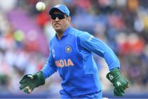 ಭಾರತ-ಆಸೀಸ್: ಭಾರತೀಯ ಸೇನಾ ಮುದ್ರೆಯ ಗ್ಲೌಸನ್ನೇ ಧೋನಿ ಬಳಸ್ತಾರಾ?!