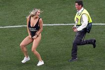 ಮೈದಾನಕ್ಕೆ ನುಗ್ಗಿದ ಸ್ಮಿಮ್‌ ಸೂಟ್‌ ಸುಂದರಿಗೆ 11 ಲಕ್ಷ ರೂ. ದಂಡ!