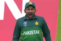 ಆಕಳಿಸಿ ಅಭಿಮಾನಿಗಳಿಂದ ಮಂಗಳಾರತಿ ಮಾಡಿಸಿಕೊಂಡ ಪಾಕ್‌ ನಾಯಕ!