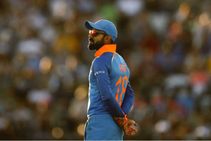 ವಿಶ್ವಕಪ್ 2019: ರೋಹಿತ್ ಶರ್ಮಾ ಅಪ್ಪಿ ಅಭಿನಂದಿಸಿದ ವಿರಾಟ್ ಕೊಹ್ಲಿ