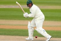 ಚೆಂಡು ತಲೆಗೆ ಬಡಿದರೂ ಕೇರೇ ಮಾಡದ ಆಸೀಸ್ ಬ್ಯಾಟ್ಸ್ಮನ್: ವಿಡಿಯೋ