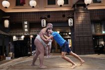 ಸುಮೋ ಕುಸ್ತಿಪಟು ಜೊತೆ ಕಾದಾಡಿದ ಟೆನಿಸ್ ಸ್ಟಾರ್ ಜೊಕೋವಿಕ್: ವಿಡಿಯೋ