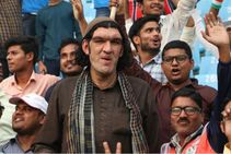 ತಂಗಲು ಜಾಗವಿಲ್ಲದೆ ಪರದಾಡಿದ ಎಂಟಡಿ ಎತ್ತರದ ಅಫ್ಘಾನ್ ಕ್ರಿಕೆಟ್ ಅಭಿಮಾನಿ!