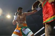 ಕಾಮನ್ವೆಲ್ತ್ ಗೇಮ್ಸ್ ಮಾಜಿ ಚಾಂಪಿಯನ್ ಗುದ್ದಿ ಕೆಡವಿದ ವಿಜೇಂದರ್: ವಿಡಿಯೋ