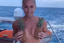 ಬೆತ್ತಲೆದೆಗೆ ಪೈನಾಪಲ್ ಇಟ್ಟು ಪಡ್ಡೆಗಳ ಕೆಣಕಿದ ಹಾಕಿ ನಿರೂಪಕಿ: ವಿಡಿಯೋ!