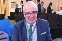 ಕ್ರಿಕೆಟ್ ಬೇಲ್ಸ್ ಹಿಡಿದು ಹರಾಜುಕೂಗಿದ ವ್ಯಕ್ತಿಯ ಹಿಂದಿನ ಕುತೂಹಲಕಾರಿ ಮಾಹಿತಿ