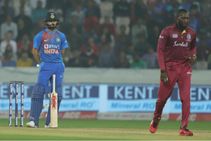 ಸೈನ್ ಮಾಡಿ ಕೆಣಕಿದ ಕೆಸ್ರಿಕ್‌ಗೆ ಬ್ಯಾಟ್‌ನಿಂದಲೇ ಉರಿಸಿದ ಕೊಹ್ಲಿ: ವಿಡಿಯೋ