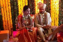 ರಾತ್ರಿ ಮುಷ್ತಾಕ್ ಟ್ರೋಫಿಗೆ ಮುತ್ತಿಕ್ಕಿ ಹಸೆಮಣೆಯೇರಿದ ಕರ್ನಾಟಕ ಕ್ಯಾಪ್ಟನ್