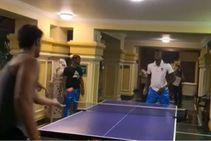 ಟೇಬಲ್ ಟೆನಿಸ್ ಬ್ಯಾಟ್‌ ಕೈಗೆತ್ತಿಕೊಂಡ ದೂಬೆ, ಹೋಲ್ಡರ್: ವೀಡಿಯೋ