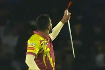 ಆಟದ ವೇಳೆ ಮ್ಯಾಜಿಕ್, ಕರವಸ್ತ್ರವನ್ನು ಕೋಲಾಗಿಸಿದ ಕ್ರಿಕೆಟಿಗ: ವೀಡಿಯೋ