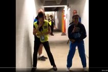 ಸೆಕ್ಯೂರಿಟಿ ಗಾರ್ಡ್‌ ಜೊತೆಗೆ ಡ್ಯಾನ್ಸ್ ಮಾಡಿ ಮನಗೆದ್ದ ಟೀಮ್ ಇಂಡಿಯಾ ಆಟಗಾರ್ತಿ