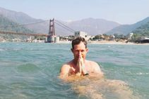 ಗಂಗೆಯಲ್ಲಿ ಮಿಂದೆದ್ದ ಜಾಂಟಿ ರೋಡ್ಸ್: ಭಜ್ಜಿ ಮಾಡಿದ್ರು ವಿಶೇಷ ಮನವಿ