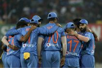 ಭಾನುವಾರ 9pmಗೆ ಪಟಾಕಿ ಸಿಡಿಸಿದವರ ವಿರುದ್ಧ ಕ್ರಿಕೆಟಿಗರು ಕಿಡಿ