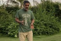 ಧೋನಿಗೆ ಅಷ್ಟು ವಯಸ್ಸಾಗಿಲ್ಲ: ವೈರಲ್ ಫೋಟೋ ಬಗ್ಗೆ ಅಮ್ಮನ ಮಾತು