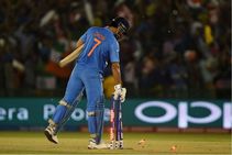 ಎಲ್ಲರಿಗೂ ದಿಗಿಲು ಹುಟ್ಟಿಸಿದ್ದ ಧೋನಿಯ ನಾಲ್ಕು ಅಚ್ಚರಿಯ ನಿರ್ಧಾರಗಳು