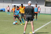 ಕೊರೊನಾ ವೈರಸ್ ಸಂಕಷ್ಟ: ಜೀವನೋಪಾಯಕ್ಕೆ ತರಕಾರಿ ಮಾರಲು ಆರಂಭಿಸಿದ ಫುಟ್ಬಾಲ್ ಕೋಚ್