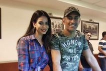 ಬೈಕ್ ರೈಡ್ ಮಾಡ್ತ ಅಭಿಮಾನಿಗಳತ್ತ ಕೈ ಬೀಸಿದ ಎಂಎಸ್ ಧೋನಿ, ವೀಡಿಯೊ