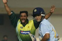 ಕೆಣಕಿದ ಭಾರತೀಯನಿಗೆ ಭಾವನಾತ್ಮಕವಾಗಿ ಉತ್ತರಿಸಿದ ಶೋಯೆಬ್ ಅಖ್ತರ್!