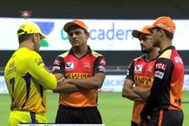 ಯುವ ಆಟಗಾರರಿಗೆ ಧೋನಿ ಪಾಠ: ಪಂದ್ಯ ಮುಗಿದ ಬಳಿಕ ಕ್ರೀಡಾಸ್ಫೂರ್ತಿ ಮೆರೆದ ಮಾಹಿ