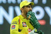 ವಿಡಿಯೋ: ಯೂನಿವರ್ಸಲ್ ಬಾಸ್ ಶೈಲಿಯಲ್ಲಿ ಗ್ರೀಟ್ ಮಾಡಿದ ಧೋನಿ