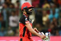 ಚೆಂಡಿಗೆ ಭಾಗಶಃ ಎಂಜಲು ಹಚ್ಚಿದ ಕೊಹ್ಲಿಯ ಕಾಲೆಳೆದ ಸಚಿನ್: ವಿಡಿಯೋ