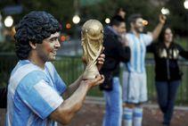 'ಹ್ಯಾಂಡ್ ಆಫ್ ಗಾಡ್' ಶರ್ಟ್ ನಿಮ್ಮದಾಗಬಹುದು, ಬೆಲೆಯೆಷ್ಟು ಗೊತ್ತಾ?!