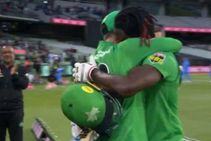 ಸ್ಫೋಟಕ ಅರ್ಧ ಶತಕ ಚಚ್ಚಿದ ಫ್ಲೆಚರ್ ಬಿಗಿದಪ್ಪಿದ ಮ್ಯಾಕ್ಸ್‌ವೆಲ್: ವಿಡಿಯೋ