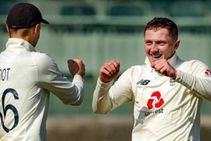 ಡೊಮಿನಿಕ್ ಬೆಸ್ ಮೇಲೆರಗಿದ ಜಾಹೀರಾತು ಬೋರ್ಡ್: ವಿಡಿಯೋ