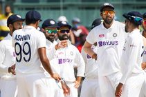 ಪಂದ್ಯದ ಮಧ್ಯೆಯೇ ವಿರಾಟ್ ಕೊಹ್ಲಿ ಬಳಿಗೆ ಬಂದ ಅಭಿಮಾನಿ: ವಿಡಿಯೋ